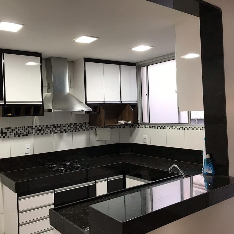 Bancada em granito Preto São Gabriel instalada em cozinha — obra da Marmoraria Dom Bosco